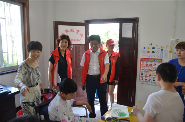 城投集團(tuán)開展“傳承紅色基因，敬老愛幼先行” 現(xiàn)場獻(xiàn)愛心活動