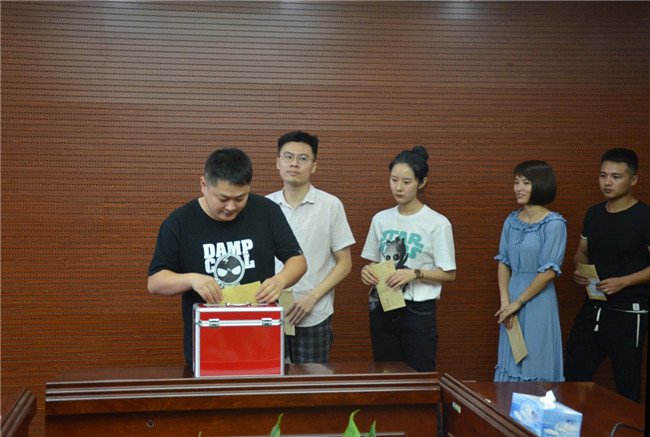 城投集團(tuán)開展“傳承紅色基因，敬老愛幼先行” 現(xiàn)場獻(xiàn)愛心活動