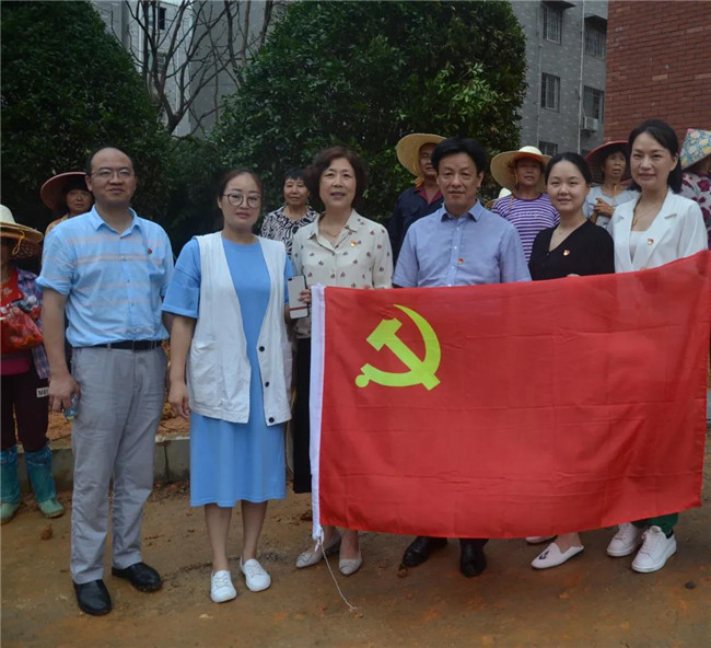炎炎夏日送清涼，點(diǎn)滴關(guān)懷暖人心——城投集團(tuán)各黨支部開展“送清涼”慰問一線員工活動