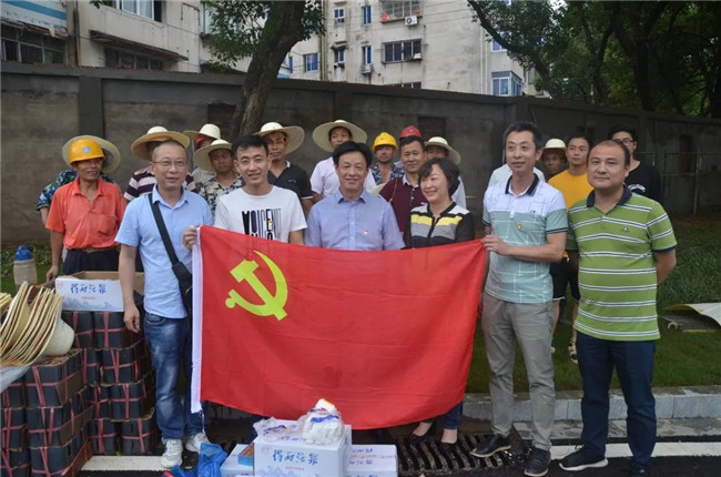 炎炎夏日送清涼，點(diǎn)滴關(guān)懷暖人心——城投集團(tuán)各黨支部開展“送清涼”慰問一線員工活動