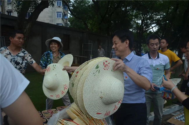 炎炎夏日送清涼，點(diǎn)滴關(guān)懷暖人心——城投集團(tuán)各黨支部開展“送清涼”慰問一線員工活動