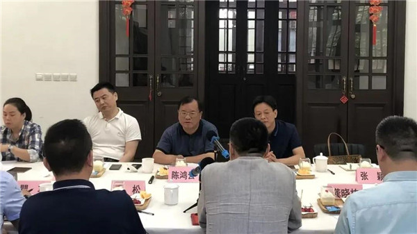 陳鴻云帶隊(duì)赴上?？疾旖涣? onmousewheel=