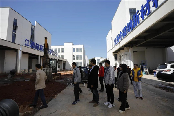 記者節(jié)：媒體聚焦昌南新區(qū)、城投集團重點項目建設(shè)工地