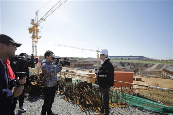 記者節(jié)：媒體聚焦昌南新區(qū)、城投集團重點項目建設(shè)工地