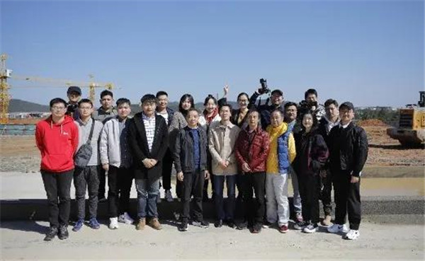 記者節(jié)：媒體聚焦昌南新區(qū)、城投集團重點項目建設(shè)工地