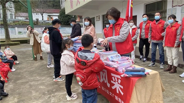市城投集團(tuán)開展“黨建引領(lǐng)學(xué)雷鋒，志愿服務(wù)展風(fēng)采”送溫暖活動(dòng)
