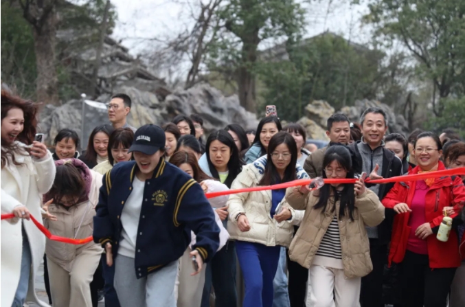 市城投集團開展“團結(jié)一心 拼搏進取 奮戰(zhàn)2025”迎新年登山、健步走活動